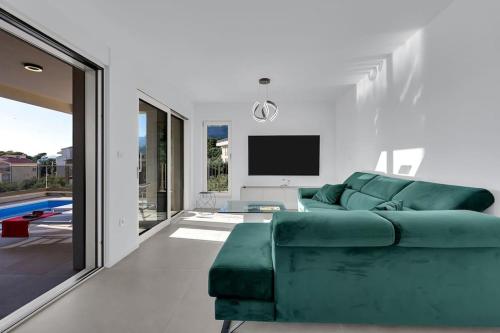 TV a/nebo společenská místnost v ubytování Apartman DeLux with private pool - Makarska Exklusiv