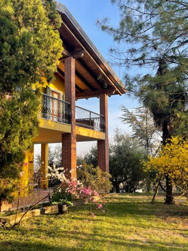 a house with a balcony on the side of it at Le Mistral in Sommacampagna