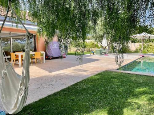 un patio avec une table et des chaises et une piscine dans l'établissement Villa Masa au calme vue colline et aperçu sur la mer, aux Lecques