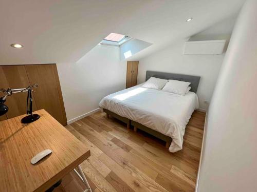 une chambre avec un lit et une table avec une lampe dans l'établissement Villa Masa au calme vue colline et aperçu sur la mer, aux Lecques