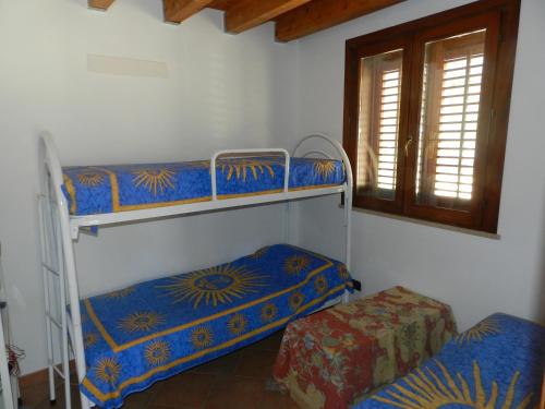 スコペッロにあるCasetta Rosinaの二段ベッド2台と窓が備わる客室です。
