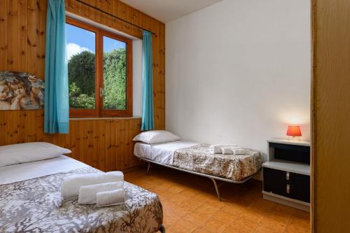 サン・ヴィート・ロ・カーポにあるI Tre Golfi Villeのベッドルーム1室(ベッド2台、窓付)