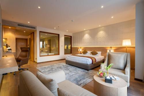 1 dormitorio con 1 cama y sala de estar en Siddhartha Vilasa en Bhairāhawā