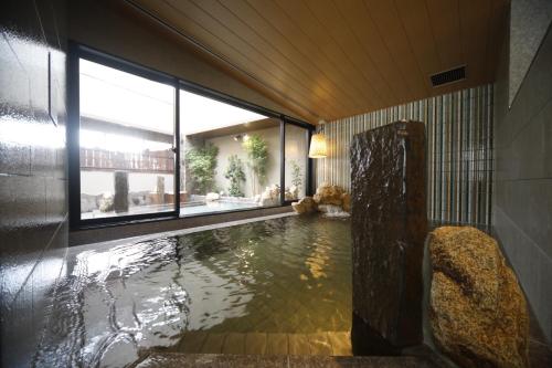 Bazén v ubytování Dormy Inn Oita nebo v jeho okolí