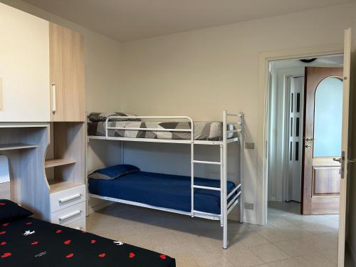 1 dormitorio con 2 literas con sábanas azules en Sole, en Verbania
