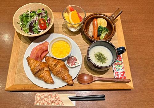 a tray with a plate of food on a table at TKP Sunlife Hotel in Fukuoka
