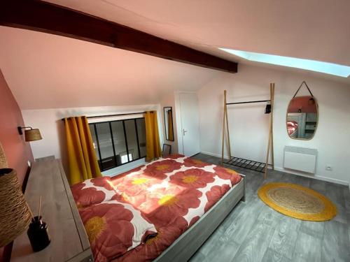 een slaapkamer met een groot bed en een raam bij Joli T2 à 1km de la chambre d'amour in Anglet