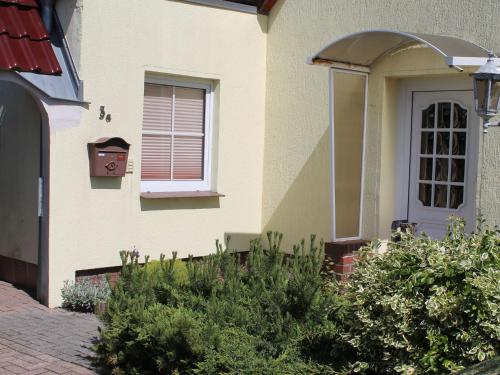 una casa con una puerta azul y una ventana en Comfortable Apartment near Seabeach in Rerik, en Rerik