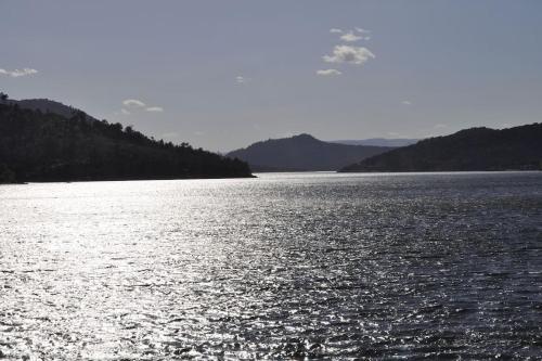 a large body of water with mountains in the background at La cabaña del Burguillo in El Barraco
