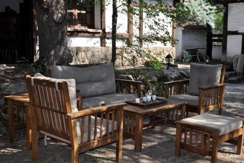 a group of chairs and a table and a couch at La cabaña del Burguillo in El Barraco