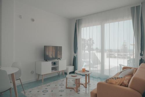 een woonkamer met een bank en een tv bij Appartamenti San Lorenzo 1 in Reitani