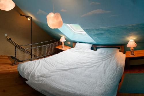 Nautilus في Reinsfeld: غرفة نوم مع سرير مع سحابة مرسومة على السقف