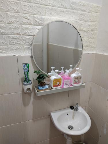グア・ムサンにあるWan K Homestay Gua Musangのバスルーム(洗面台、鏡付)