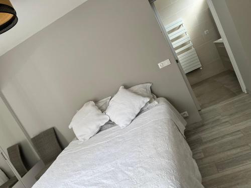 Ένα ή περισσότερα κρεβάτια σε δωμάτιο στο Charme moderne