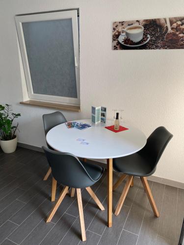 una mesa blanca y sillas en una habitación en Casa Zappata en Überlingen