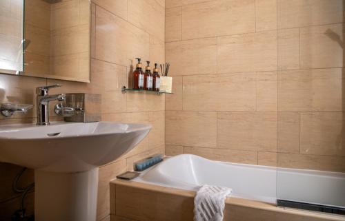 La salle de bains est pourvue d'un lavabo et d'une baignoire. dans l'établissement Amazing sea view studio, à Ras al Khaimah