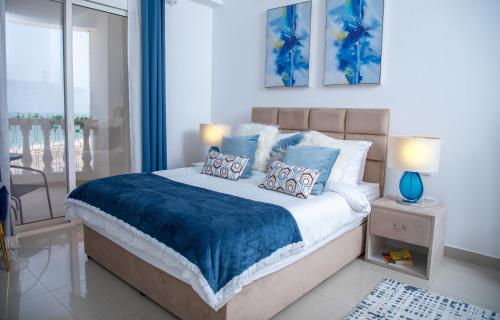 Cozy Sea View Studio at Al Hamra by FREE Holiday Homesにあるベッド