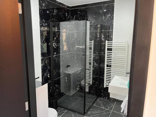 y baño con ducha con pared de cristal. en BED Collège, en Namur