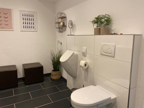 a bathroom with a toilet and plants in it at Moselmoni in Bullay