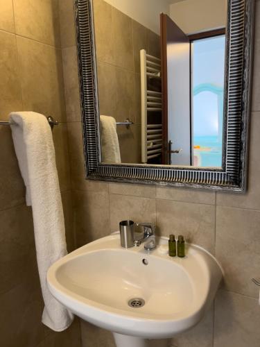 a bathroom with a sink and a mirror at Pensiunea Poiana Izvoarelor in Vatra Dornei