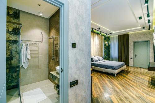 Sahil Baku apart hotel for family 4 bedroom tesisinde bir banyo