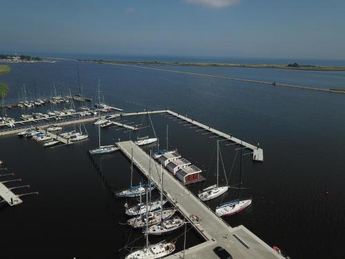una vista aerea su un porto turistico con barche ormeggiate di Domy Na Wodzie 3Miasto a Danzica