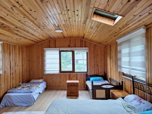 Zimmer mit 2 Betten und einem Tisch in der Unterkunft Hamsiköy doğada dubleks konaklama in Macka