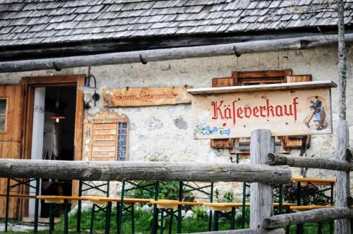 a sign on the side of a building at Berghotel Arthurhaus in Mühlbach am Hochkönig
