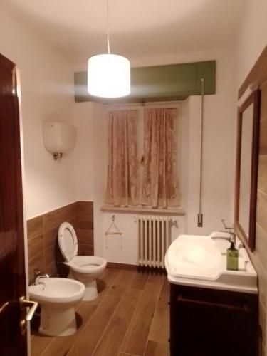 a bathroom with two toilets and a sink at Casa Carducci Affittacamere in Monteleto