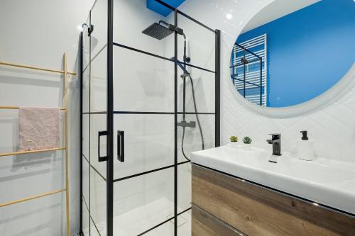 a bathroom with a sink and a mirror at Apartamenty stadion narodowy in Warsaw