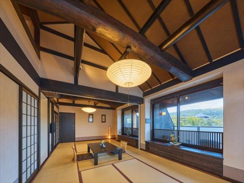 un soggiorno con tavolo e una grande finestra di Wakasa Annex a Nara