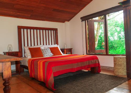 A bed or beds in a room at Rukmale gedara Bungalow