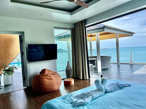 a bedroom with a bed with a view of the ocean at 苏梅岛观景台海景別墅Golden Coconut Villa 5 超级海景 私密泳池 接送服务 in Koh Samui 