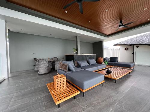 a living room with a couch and a table at 苏梅岛观景台海景別墅Golden Coconut Villa 5 超级海景 私密泳池 接送服务 in Koh Samui 