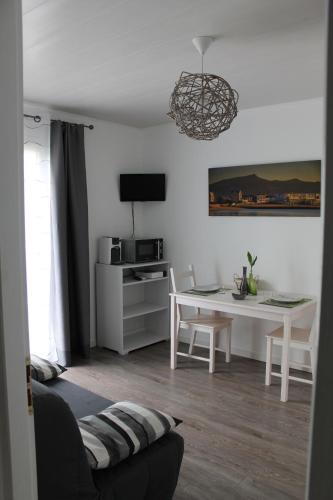 ein Wohnzimmer mit einem Tisch und einem Esszimmer in der Unterkunft Sagardi Zolan in Saint-Jean-de-Luz