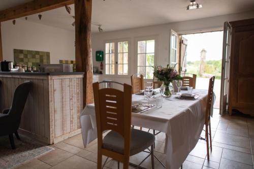 une salle à manger avec une table et une cuisine dans l'établissement Le Manoir de Carlucet Gite, à Saint-Crépin-et-Carlucet