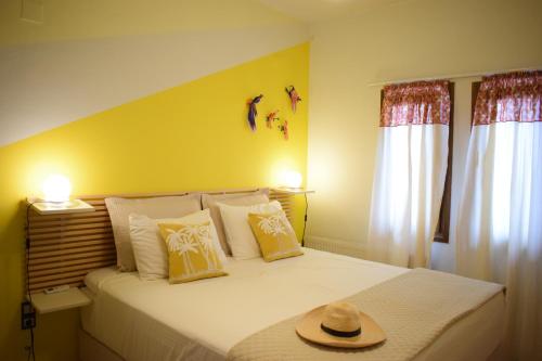 ein Schlafzimmer mit einem Bett, auf dem ein Hut liegt in der Unterkunft Ilian House in Parga