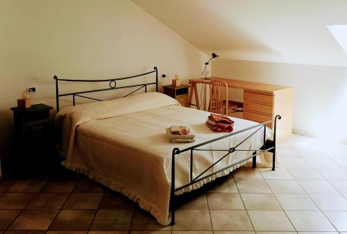 1 dormitorio con 1 cama y 1 mesa con silla en CountryHome - Casale 32 - Intera Villa, en Moscufo