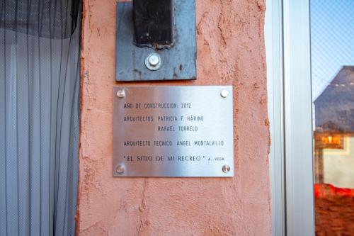 una señal en el costado de una puerta en El Mirador de la Dehesa de Cuellar, en Dehesa