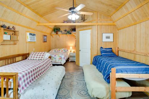 een slaapkamer met 2 bedden en een plafondventilator bij Lake Fork Studio Cabin with Dock and Boat Ramp! in Emory