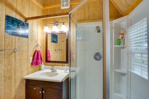 een badkamer met een wastafel en een douche bij Lake Fork Studio Cabin with Dock and Boat Ramp! in Emory