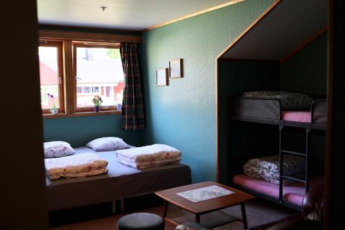 a room with two bunk beds and a window at Mauranger Kro & Gjestehus in Bondhus