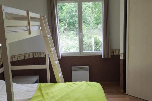 une chambre avec deux lits superposés et une fenêtre dans l'établissement AMATHÉE jolie maison au calme avec piscine chauffée, à Soulac-sur-Mer
