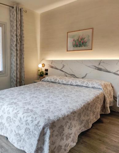 a bedroom with a bed with a white bedspread at Hotel Castello S. Antonio in Lazise