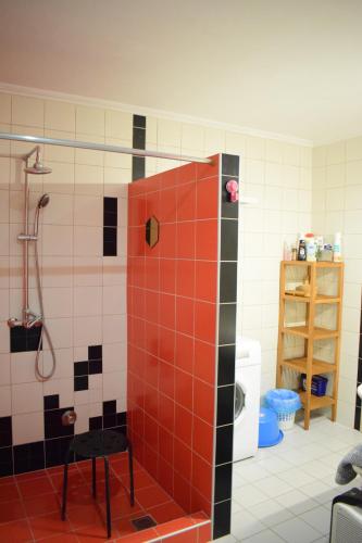 ein Badezimmer mit Dusche und schwarzem Hocker in der Unterkunft Ilian House in Parga
