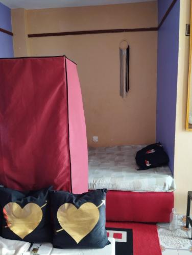 um quarto com duas camas com corações nas almofadas em Nature's Nook em Kisumu