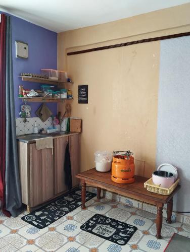 - une cuisine avec une table et un comptoir dans une pièce dans l'établissement Nature's Nook, à Kisumu