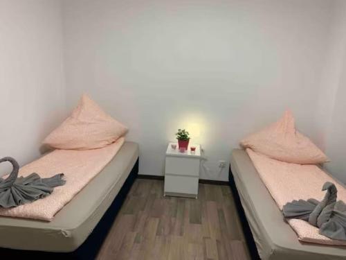 Łóżko lub łóżka w pokoju w obiekcie Zentrale 4-Zimmer Wohnung