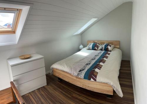 une chambre avec un lit dans un grenier dans l'établissement Appartement plein de charme - Cœur vieille ville, à Annecy