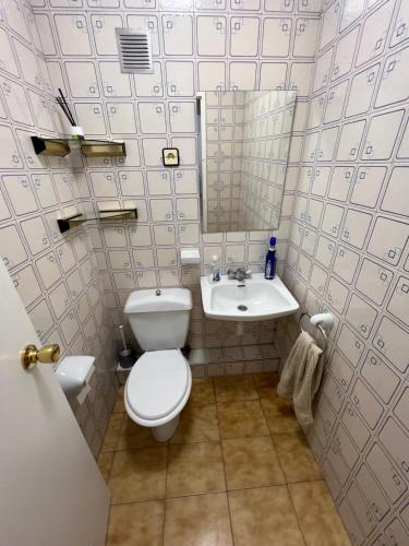 a bathroom with a toilet and a sink at El Xalet d’en Joan Maria d’Altafulla in Altafulla